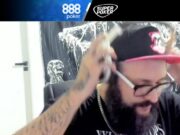 Cauê Moura levantou e foi esfriar a cabeça depois da bad beat (Foto: Reprodução/Twitch)