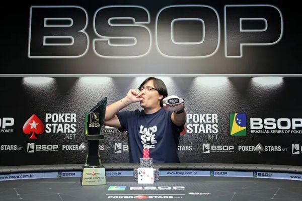 Fernando Araújo levantou o troféu no BSOP Brasília