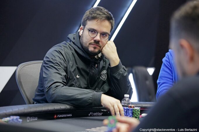 Pedro Cavalieri tem um bom stack para jogar o #27-H do SCOOP