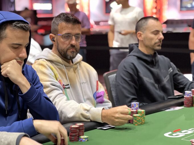 André Akkari foi o primeiro eliminado na mesa final da WSOP