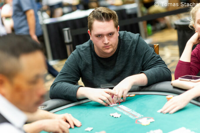 Ian Matakis conseguiu uma grande recuperação na reta final (Foto: Tomas Stacha / WSOP)