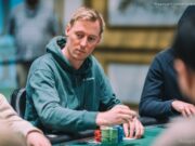 Jans Arends está na ponta do chip count (Foto: PokerNews)