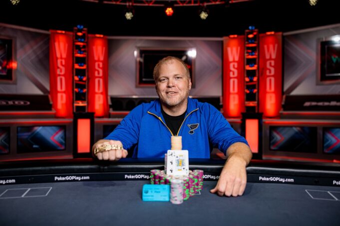 Jason Simon levou a maior forra da carreira o primeiro bracelete (Foto: WSOP)