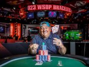 Jay Lockett conquistou o cobiçado bracelete (Foto: WSOP)