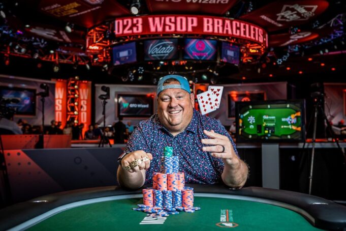 Jay Lockett conquistou o cobiçado bracelete (Foto: WSOP)