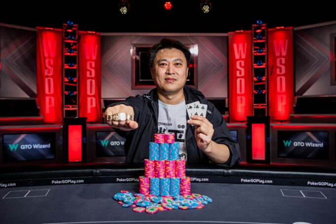 Qiang Xu derrotou Jason Johnson no heads-up (Foto: WSOP)