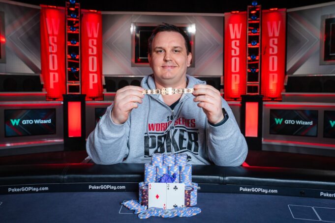 Robert Schulz conquistou sua primeira joia (Foto: WSOP)