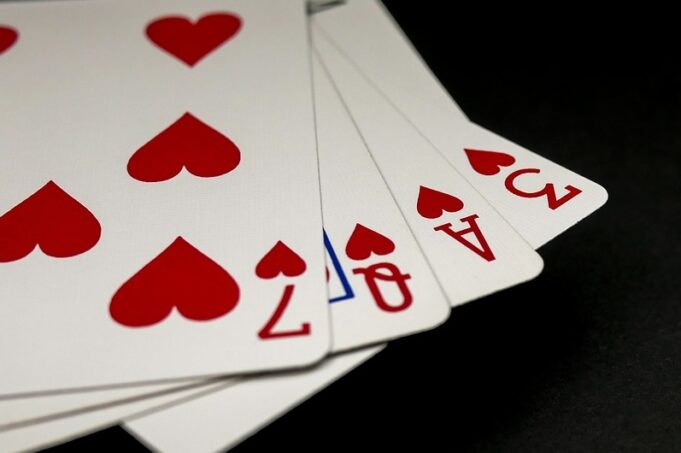 O amor está no ar no meio do poker