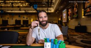 Alex Keating capturou a joia no último dia da série mundial (Foto: PokerNews)