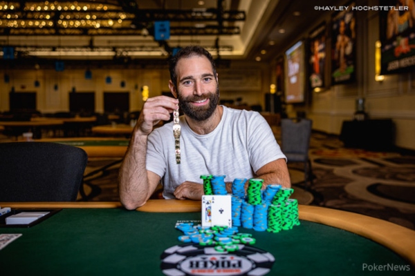 Alex Keating capturou a joia no último dia da série mundial (Foto: PokerNews)