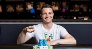 Alex Kulev conquistou o primeiro bracelete da carreira (Foto: WSOP)