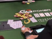 Pote de quase 100 blinds terminou de forma absurda no Main Event da WSOP