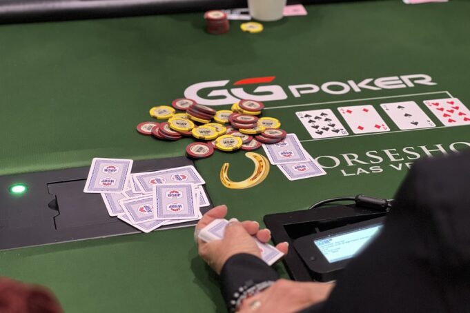 Pote de quase 100 blinds terminou de forma absurda no Main Event da WSOP