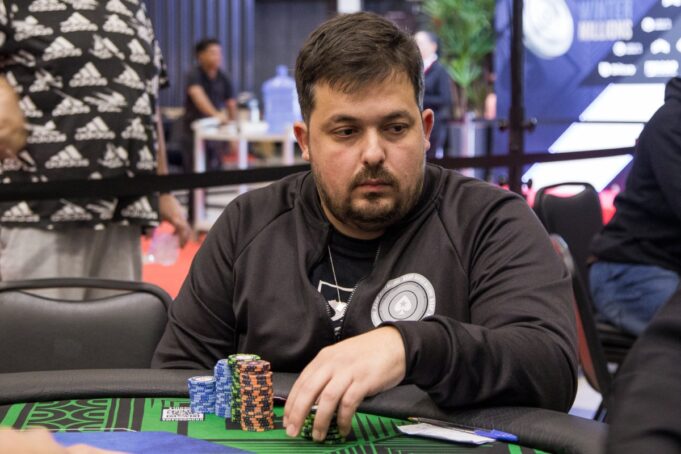 Gabriel Medeiros avançou na ponta do chip count