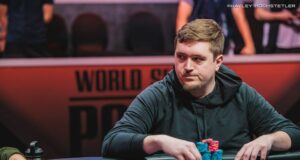 Ian Matakis se mantém na liderança da classificação na reta final da série (Foto: Hayley Hochstetler/PokerNews