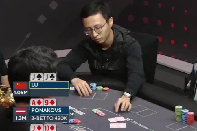 O fold de Lingkun Lu chamou atenção na WSOP (Imagem: Reprodução/Twitter @PokerGO)