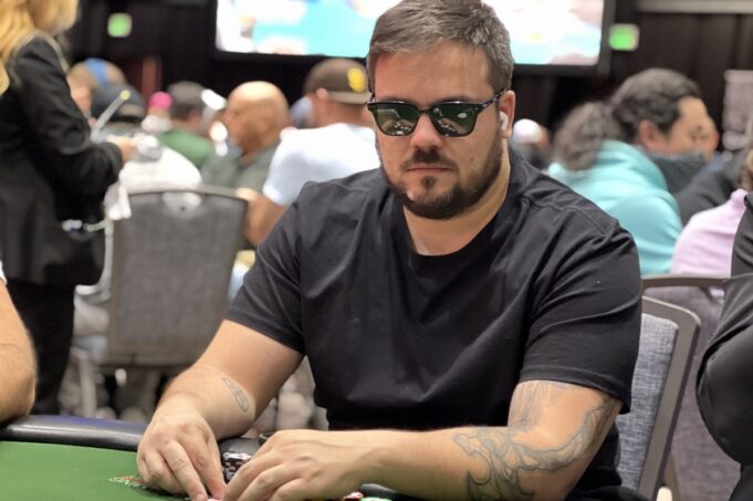 Pedro Cavalieri começou o dia dobrando o stack na WSOP