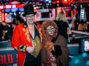 Phil Hellmuth e Dan Cates fizeram uma entrada triunfal no Main Event da WSOP 2023 (foto: Haley Hochstetler/Pnews)