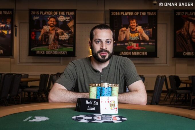 Ryan Miller se aproxima da marca de US$ 900 mil coletados em torneios ao vivo (Foto: WSOP)