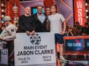 Jason Clarke está garantido no Main Event da WSOP até 2053 (Foto: PokerNews)