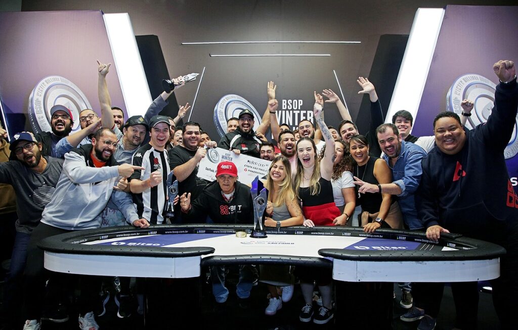 Felipe Sena e a torcida no BSOP Winter Millions