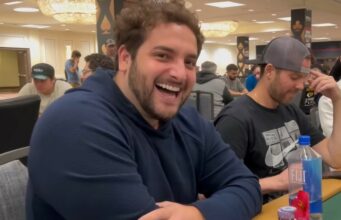 João Simão caiu na risada em mão contra Daniel Negreanu