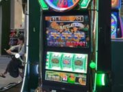 Máquina exibe jackpot no aeroporto de Las Vegas (Foto: Reprodução/Twitter @dereknicoletto)