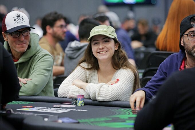 Sofia Espanha está curtindo a experiência no poker