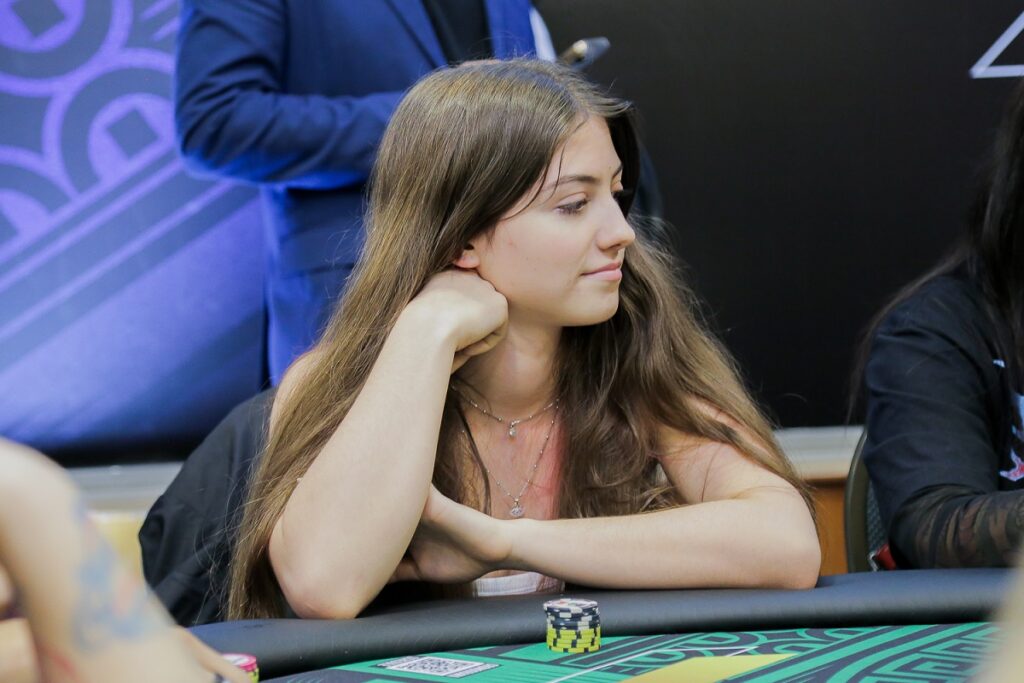 Sofia Espanha pretende correr o circuito do PokerStars