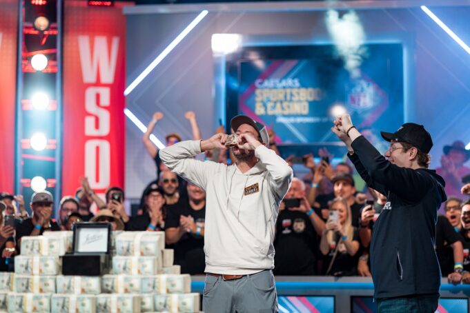 Daniel Weinman beijando o tão cobiçado bracelete na WSOP