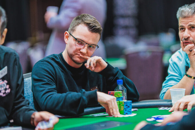 Alex Kulev tentou um blefe no heads-up do GGMillion$ (Foto: PokerNews)