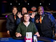 Ari Engel está empatado Josh Reichard em segundo lugar (Foto: WSOP & Hayley Hochstetler)