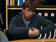 Chris Brewer se contorceu para tomar uma decisão (Foto: Reprodução/Twitter @tritonpoker)