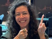 Georgina James com o seu mais novo anel da WSOP Circuit (Foto: Reprodução/Twitter)