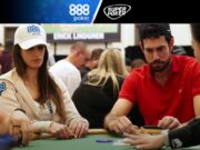 Vivian Saliba e Nick Schulman ficaram frente a frente em Vegas (Foto: Reprodução/YouTube 888poker)