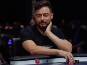 Fabiano Kovalski perdeu a maior parte de seu stack em um blefe (Foto: Reprodução/Youtube PokerStars)