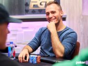 Justin Bonomo é quem puxa a fila dos sobreviventes (Foto: PokerGO)