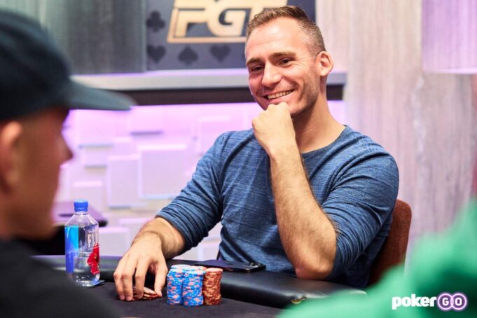 Justin Bonomo é quem puxa a fila dos sobreviventes (Foto: PokerGO)