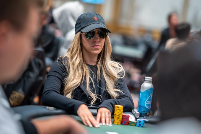 Kristen Foxen venceu o Evento #6 para levar a quarta joia (Foto: PokerNews)