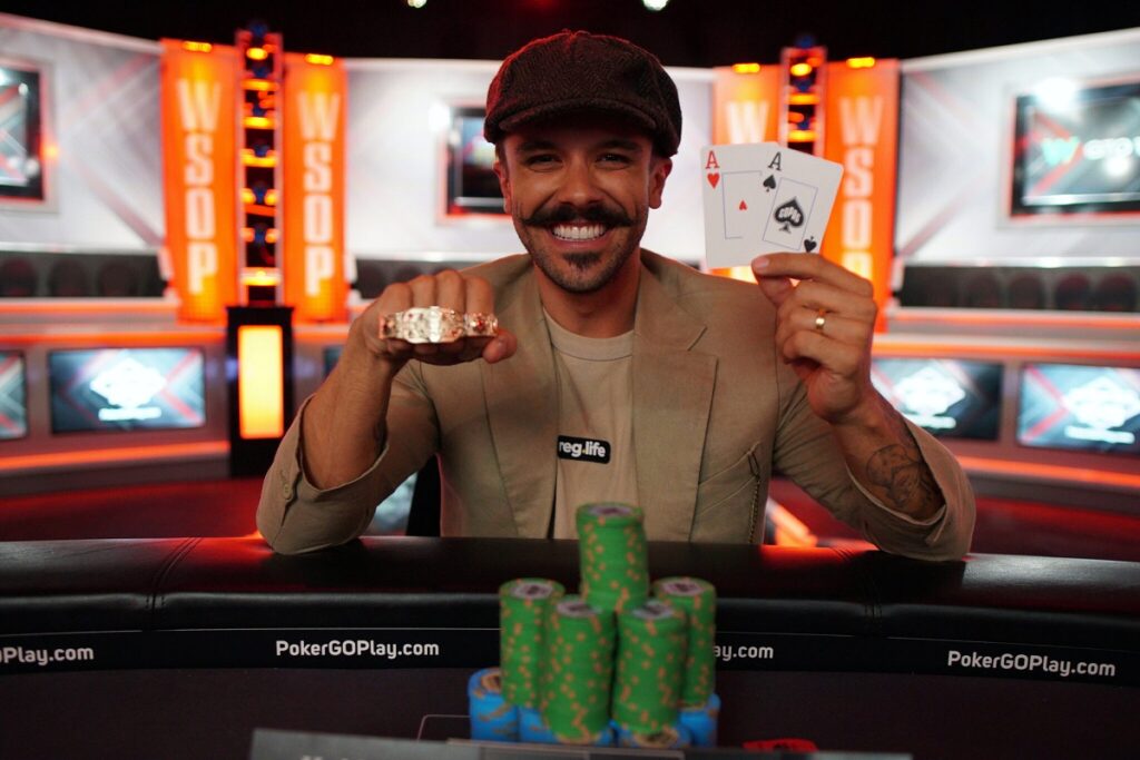 Yuri Martins foi campeão na WSOP Online e levou seu quarto bracelete