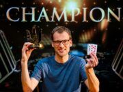 Christoph Vogelsang levou o belo troféu para casa (Foto: Triton Poker)