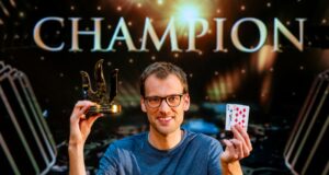 Christoph Vogelsang levou o belo troféu para casa (Foto: Triton Poker)