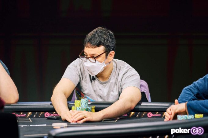 Isaac Haxton abriu uma bela vantagem na ponta do chip count (Foto: PokerGO)