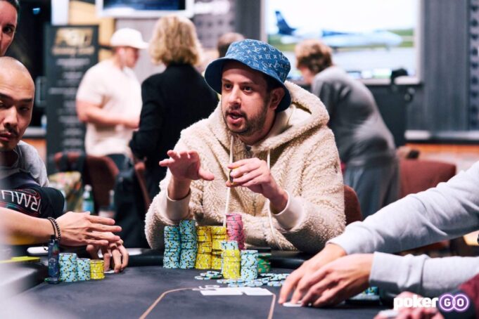 Jared Bleznick começará o Dia 2 na ponta do chip count (Foto: PokerGO)