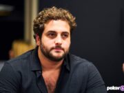 João Simão detém a liderança em fichas (Foto: PokerGO)