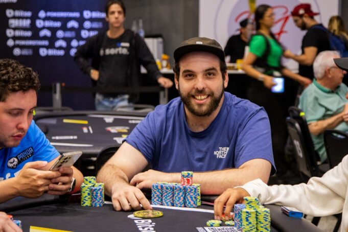 Alan Helfenstein avançou com um confortável stack no Start-Up do BSOP Millions