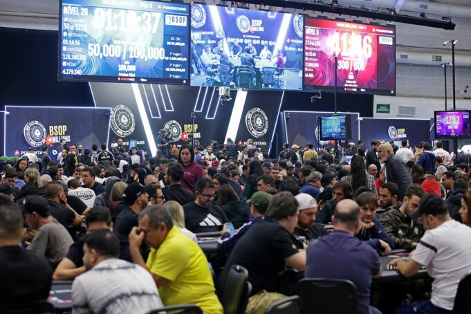 As mesas estão lotadas durante o BSOP Millions