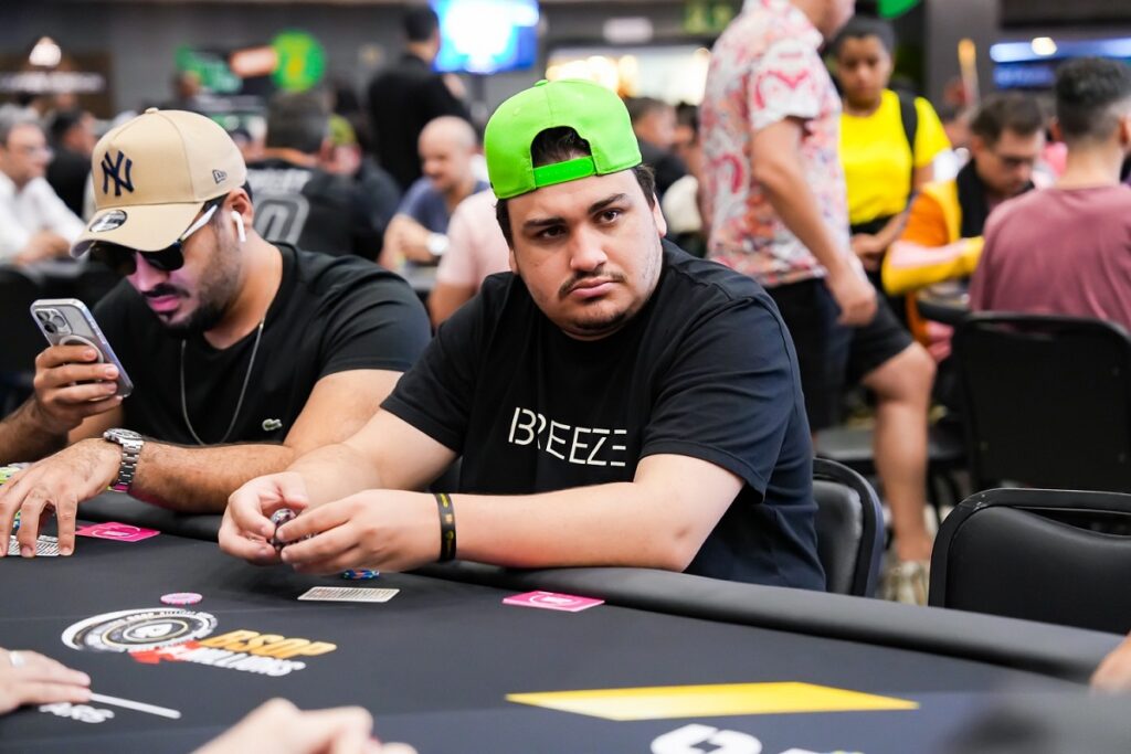 Johnatan Oliveira está fazendo multi table desde o primeiro dia do BSOP Millions