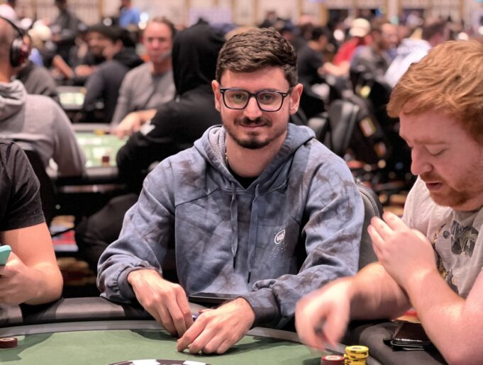 Allan Mello acumulou um bom stack no torneio