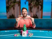 Bernardo Neves foi só sorrisos com o bracelete (Foto: WSOP)